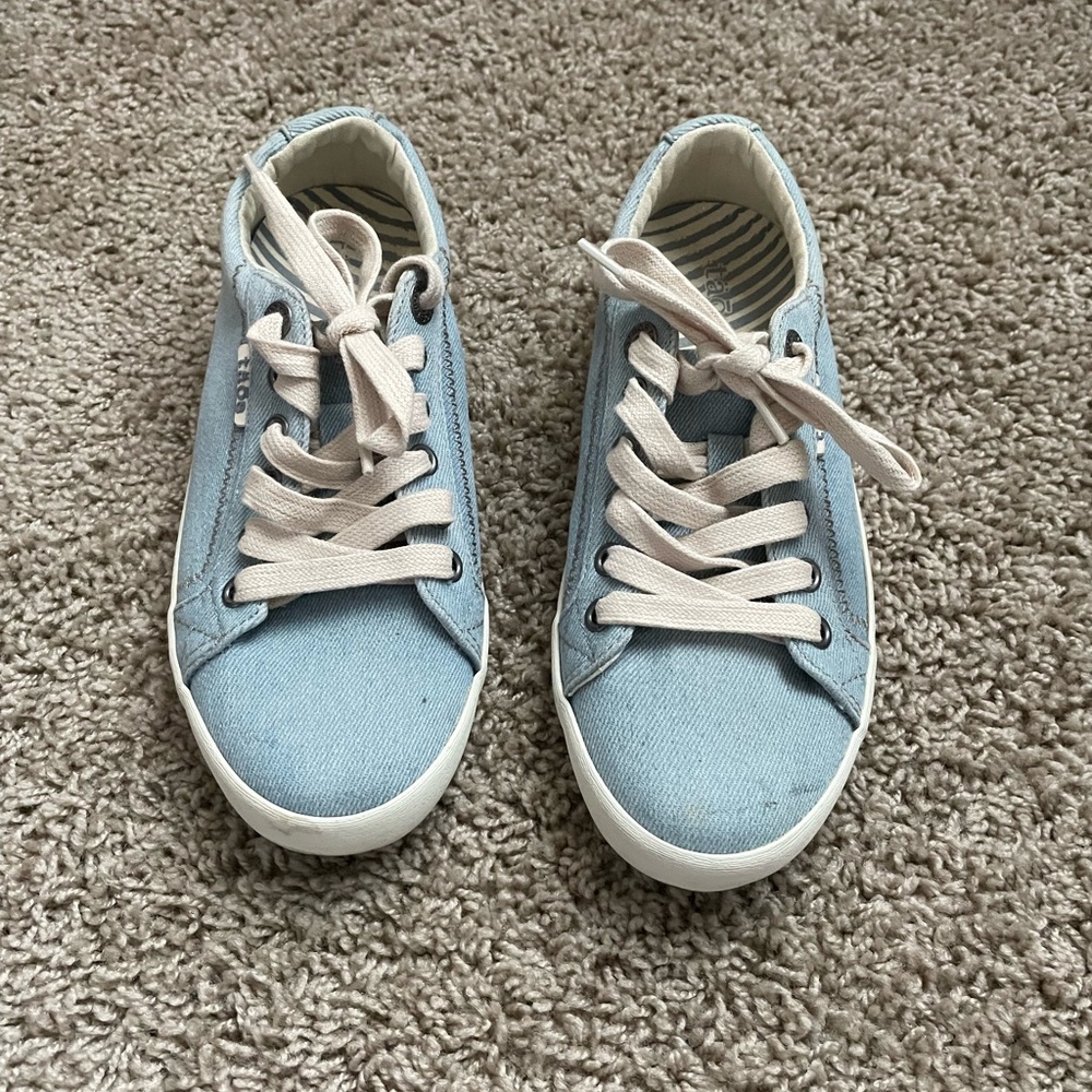 Toas woman’s sneakers size 6 in gently used condition